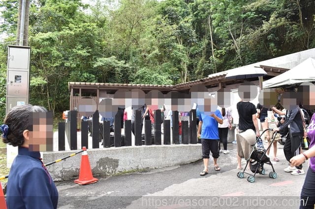 藤山步道伴手禮推薦 | 米香伯蛋黃酥-101米香 現場烘烤 熱呼呼 外皮酥脆，內層溫熱軟綿的紅豆餡 & 吃起來不乾巴巴的漸層鹹蛋黃