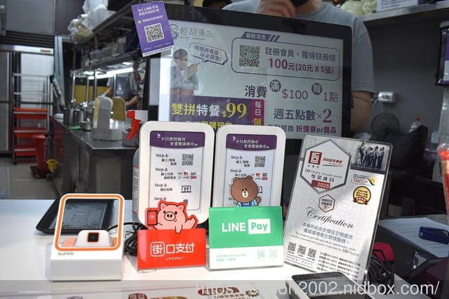 台北健康餐盒推薦 | 輕靚美信義世貿店 每日限量NT99雙拼餐盒，三款不同菜色每週輪替