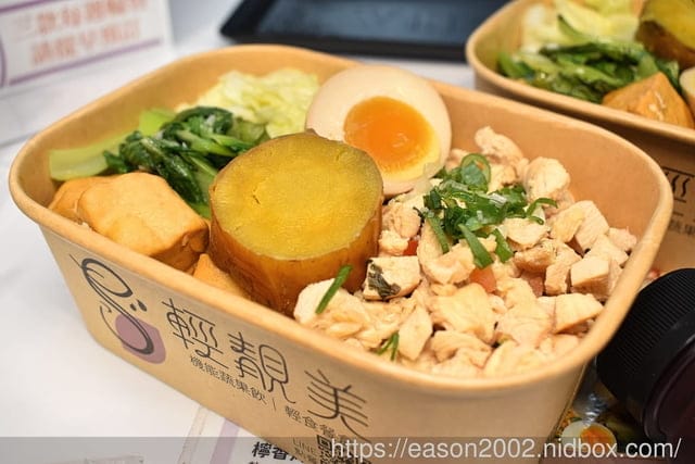 台北健康餐盒推薦 | 輕靚美信義世貿店 每日限量NT99雙拼餐盒，三款不同菜色每週輪替